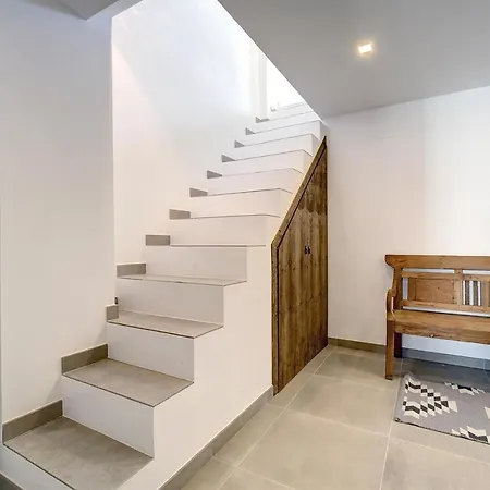 Renovated Townhouse San Roque 85